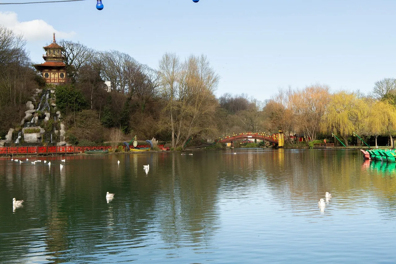 The lake and island at Peasholm Park