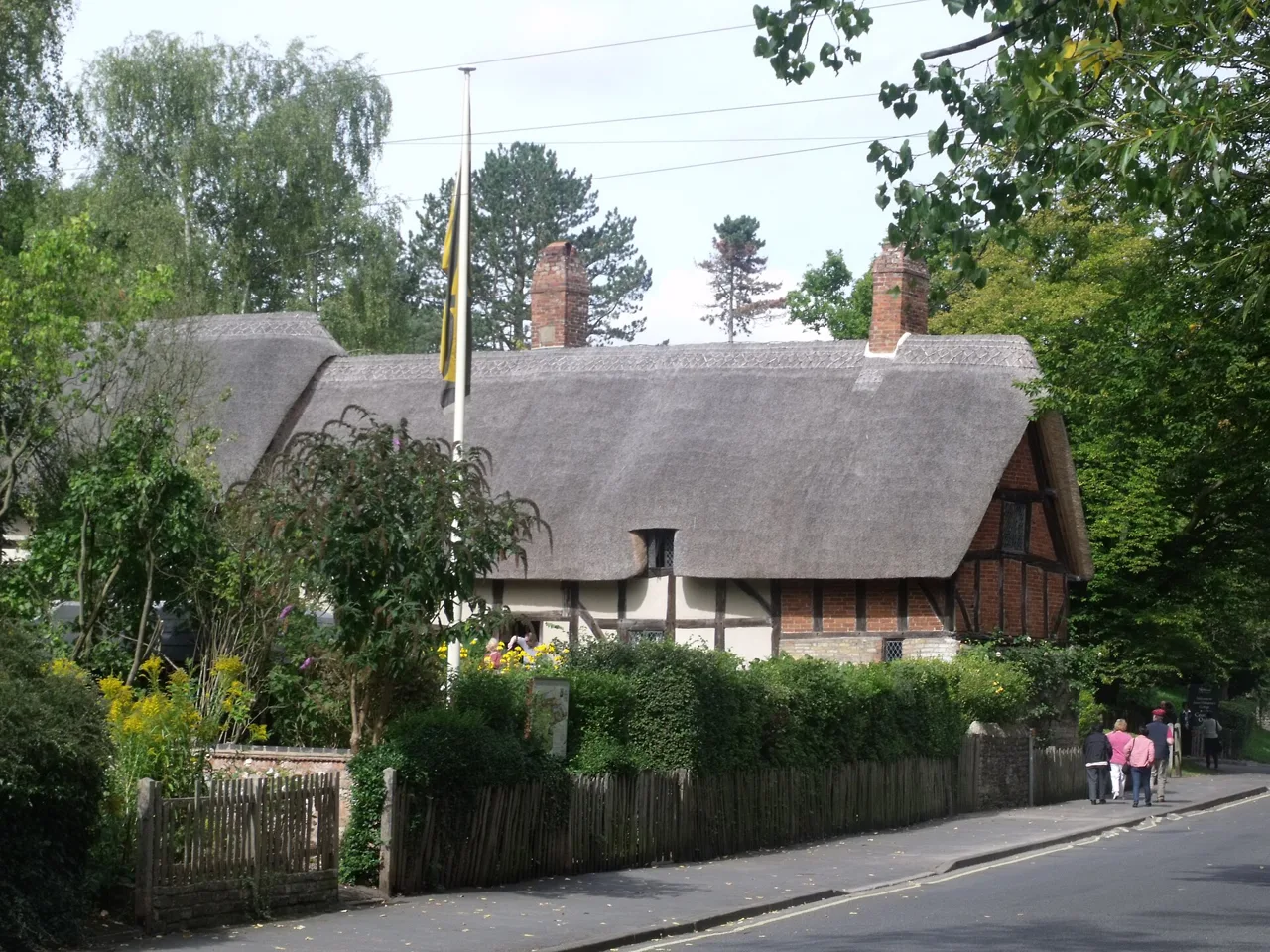 Anne Hathaway’s thatched cottage behind its garden in Shottery
