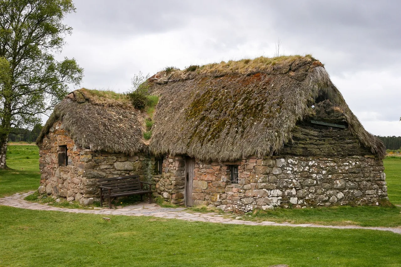 The thatched Leanach Cottage on Culloden Battlefield