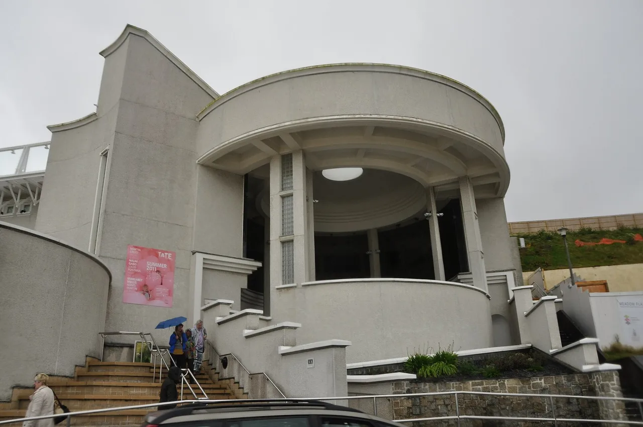 Curved white exterior of Tate St Ives