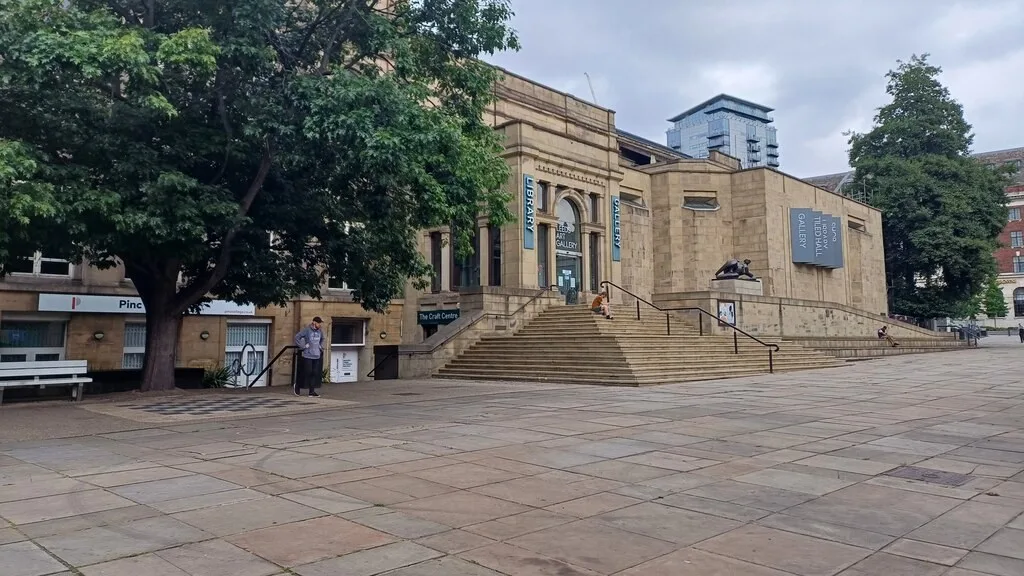 Steps and ramp at the entrance to Leeds Art Gallery