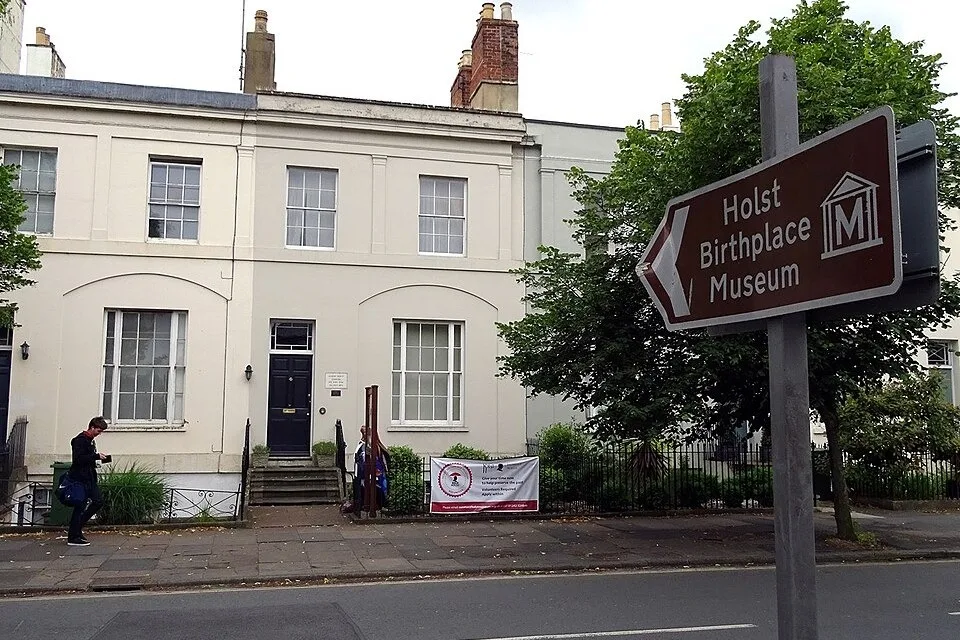 Holst’s birthplace facade with entrance steps and the museum direction sign