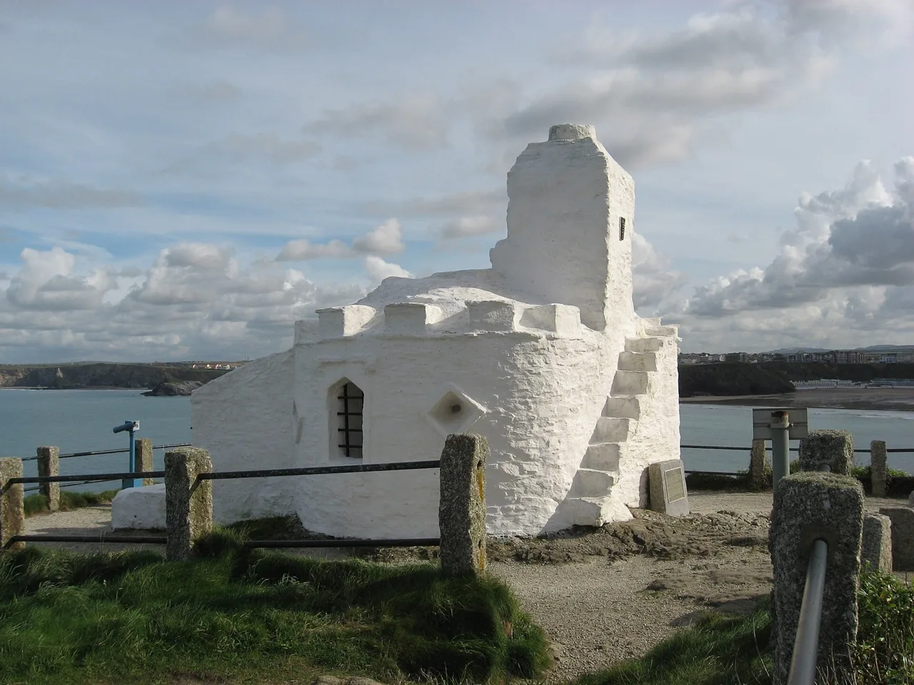 The white Huer’s Hut overlooking Newquay’s coast