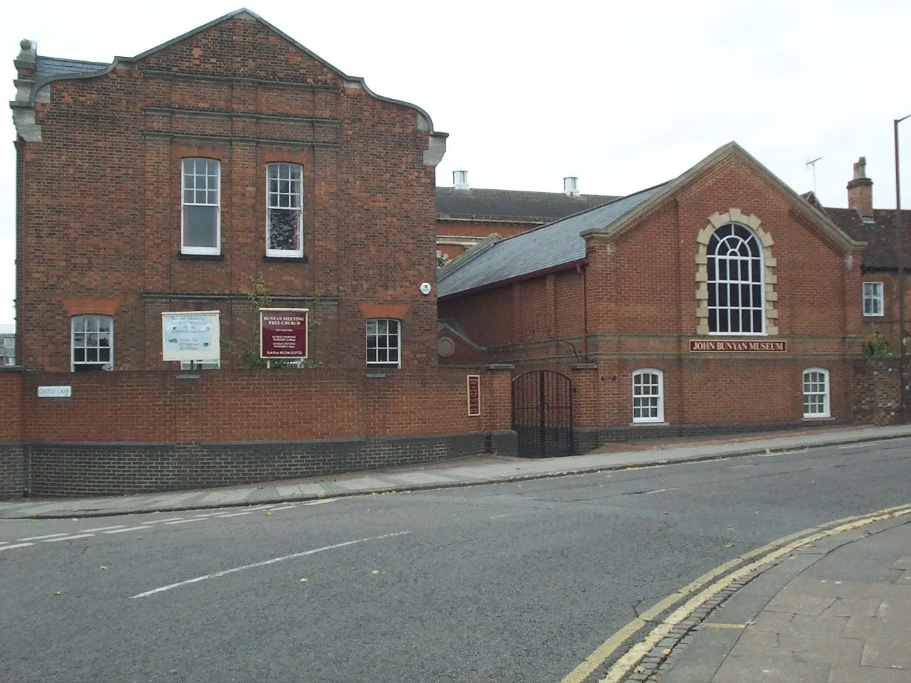 John Bunyan Museum and church buildings in Bedford