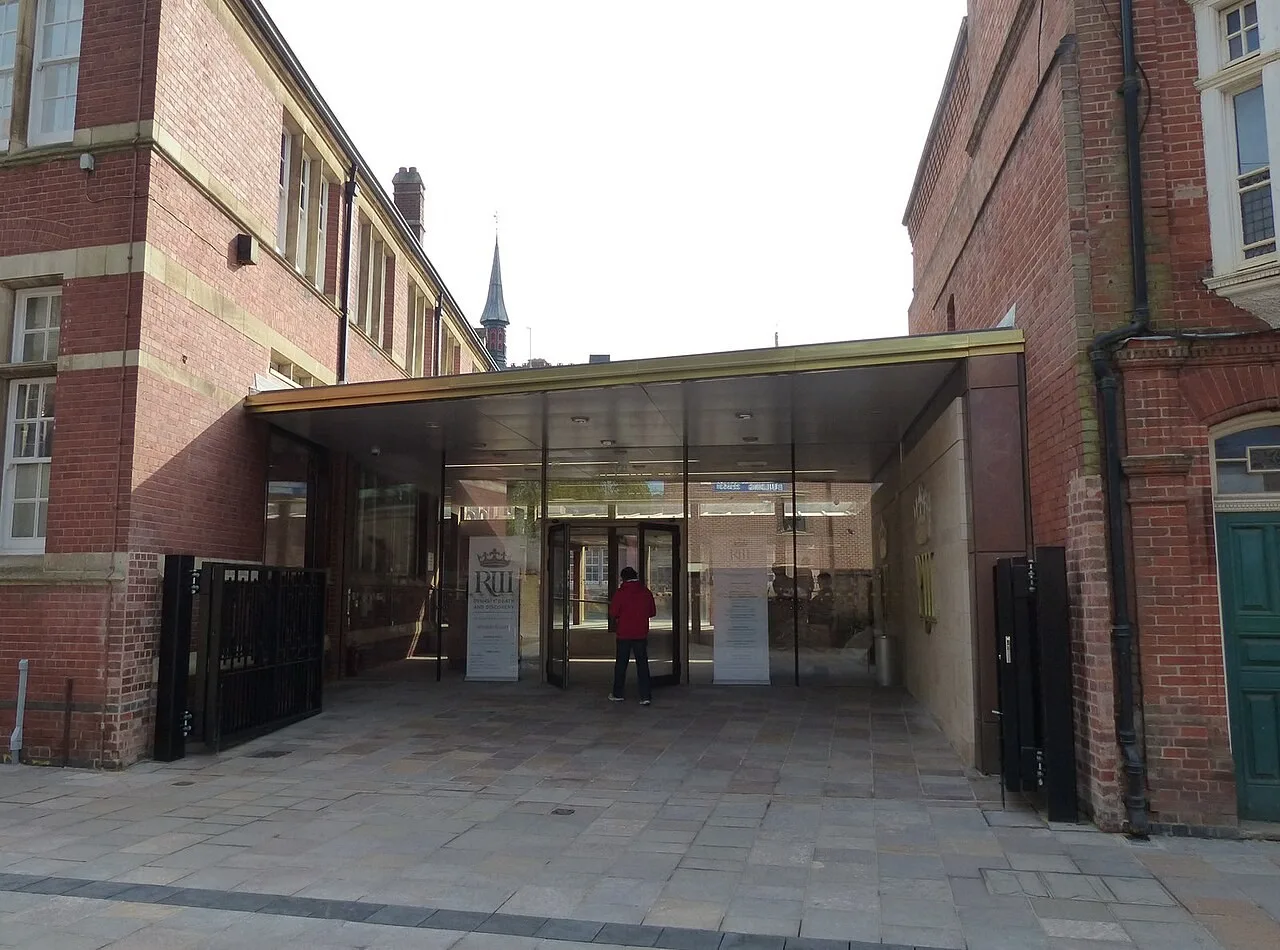 Glass entrance between brick buildings at the King Richard III Visitor Centre
